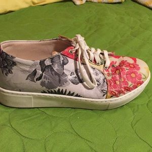 Leather tennis shoes